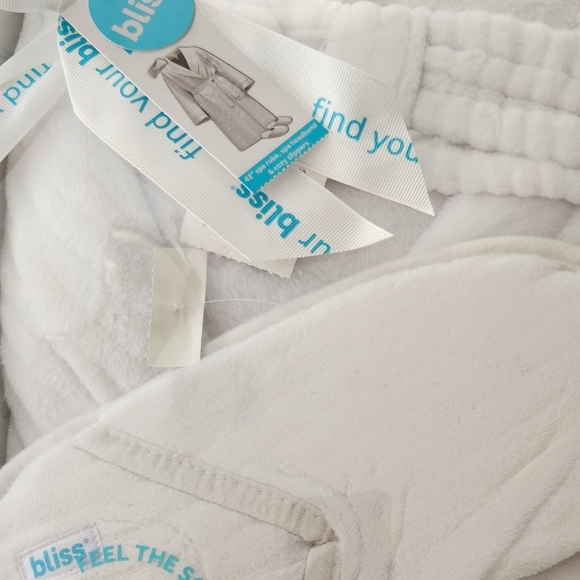 BLISS SPA GIFT SET 42" L / XL white Spa Robe Headband & Cozy Slippers MSRP $68 - Picture 4 of 7